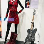 Tenue de scène rouge & Guitare Electrique Gibson Firebird recouverte de cristaux noirs Swarovski